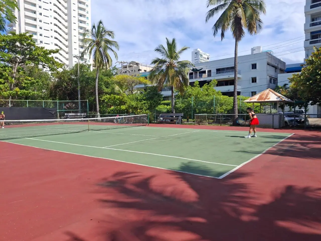 Estudiantes de tenis en entrenamiento